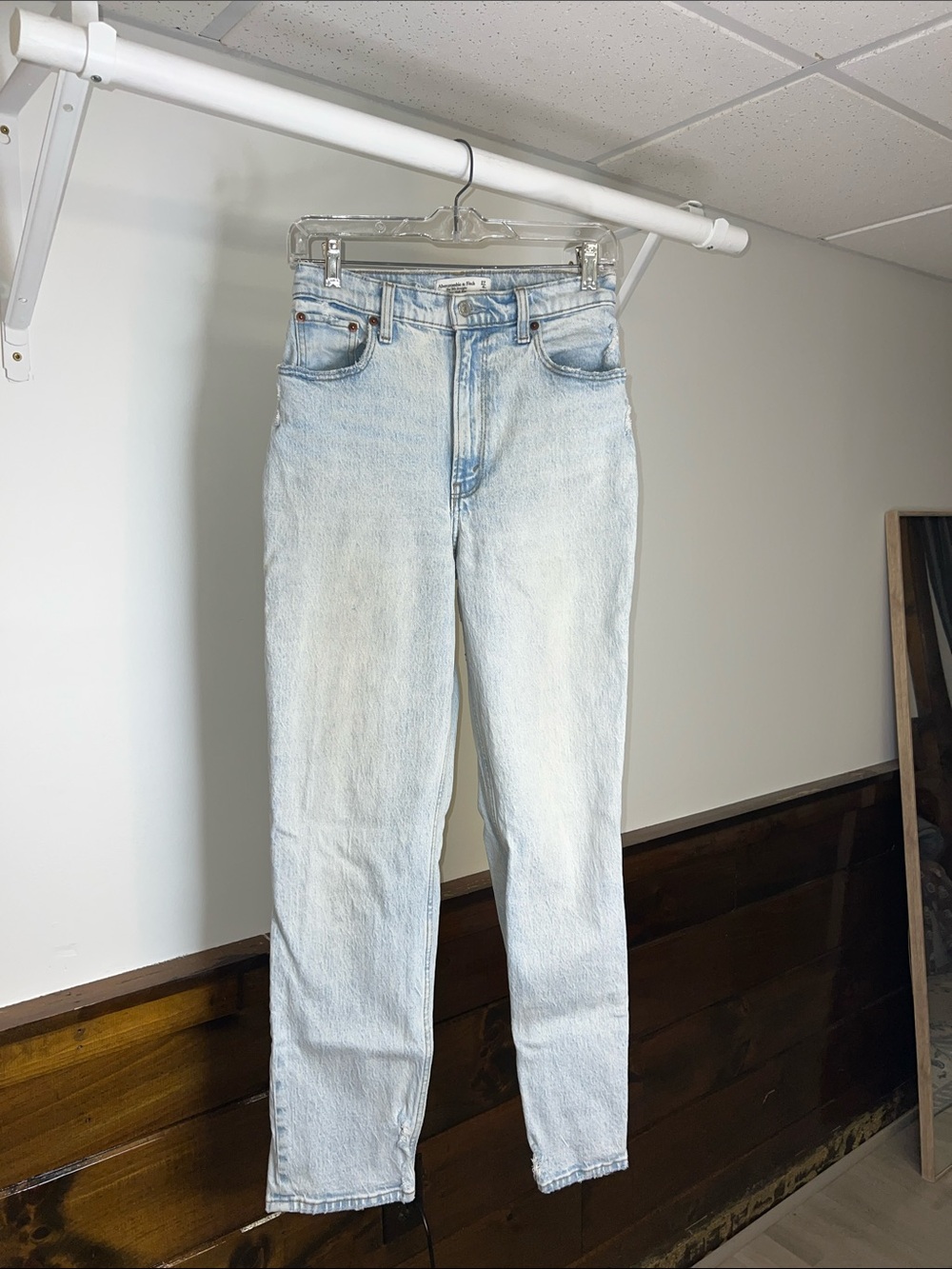 A&F The 90’s Straight Ultra High Rise Straight Jeans Light‎ Wash Curve Love- 4